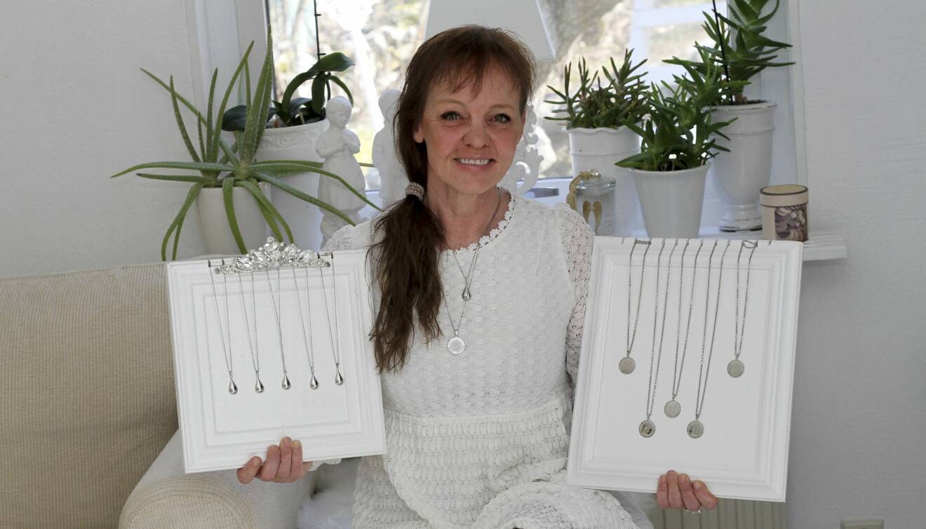 Veronica Börjesson skapar smycken för att sedan skänka delar av vinsten till välgörenhet. Smycket Beat Corona har bidragit till tårtor och choklad till personal inom covidvården.