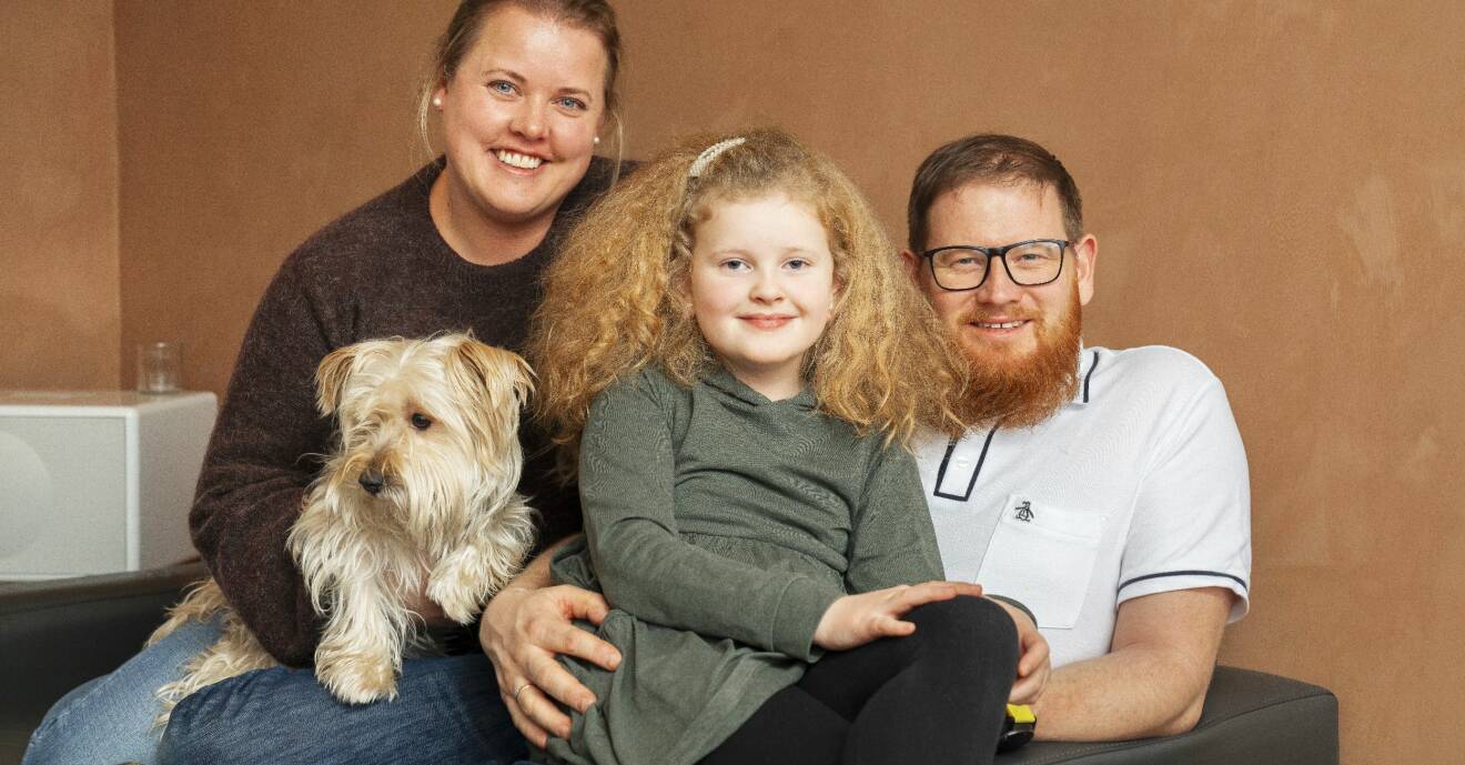 Marte 9 år som fick cancer, här med sina föräldrar och hunden Gunnar.