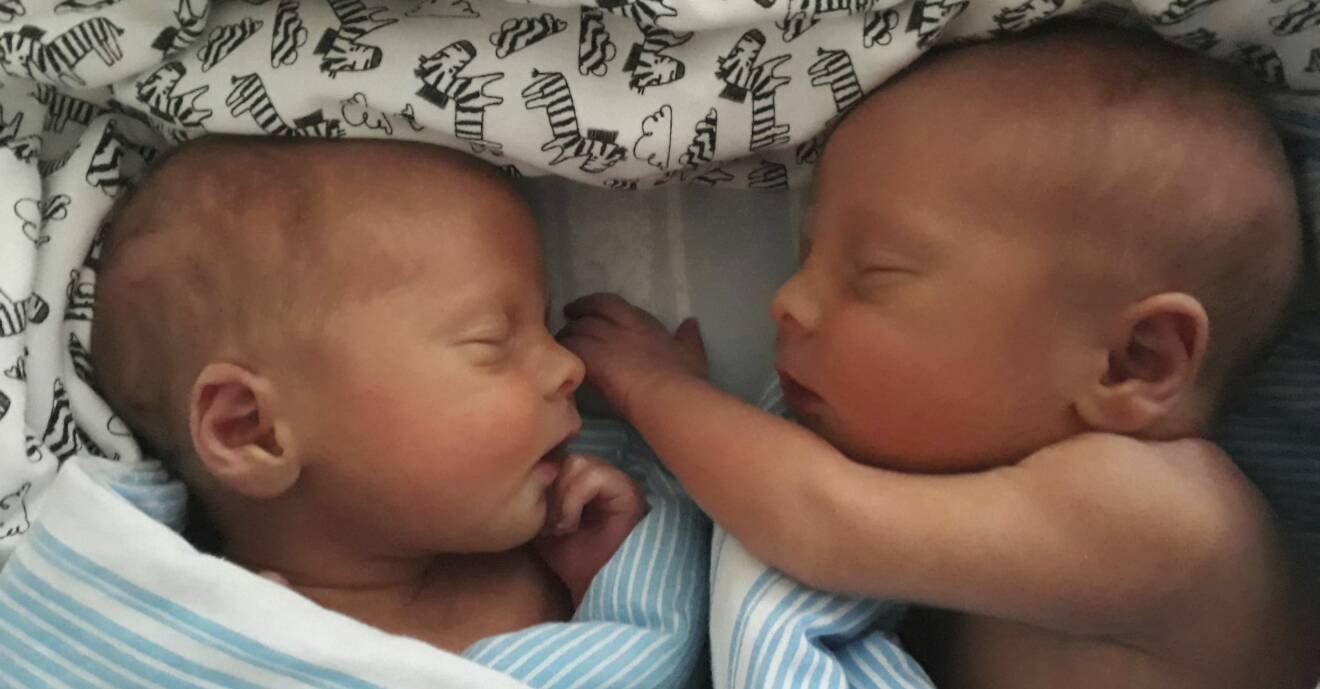 Två nyfödda tvillingbröder