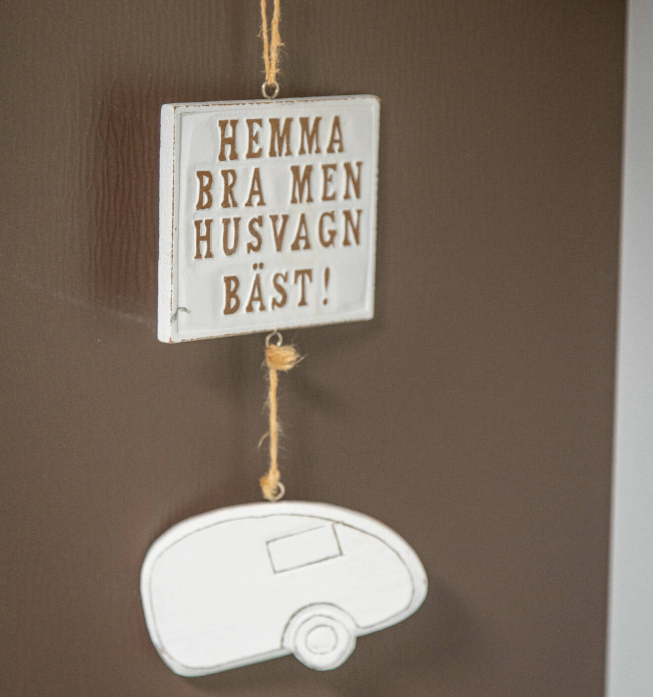En skylt med texten "Hemma bra med husvagn bäst" hänger i Inger Axelssons husvagn.