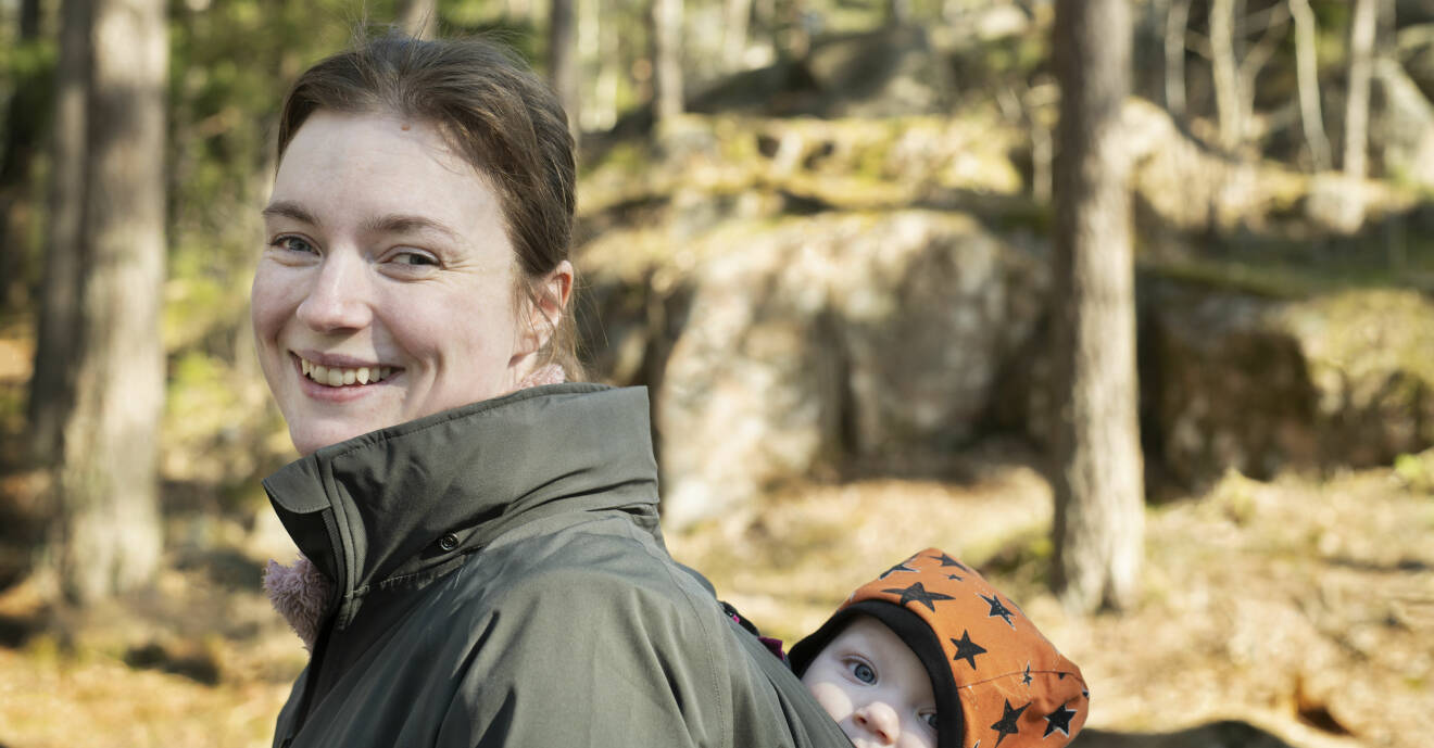 Kristin Nordström tillsammans med sonen Oliver i en sele på ryggen.
