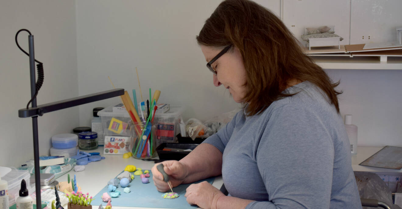 Madeleine Mac Donald skapar miniatyrvärldar hemma vid sitt skrivbord i Sundsvall.
