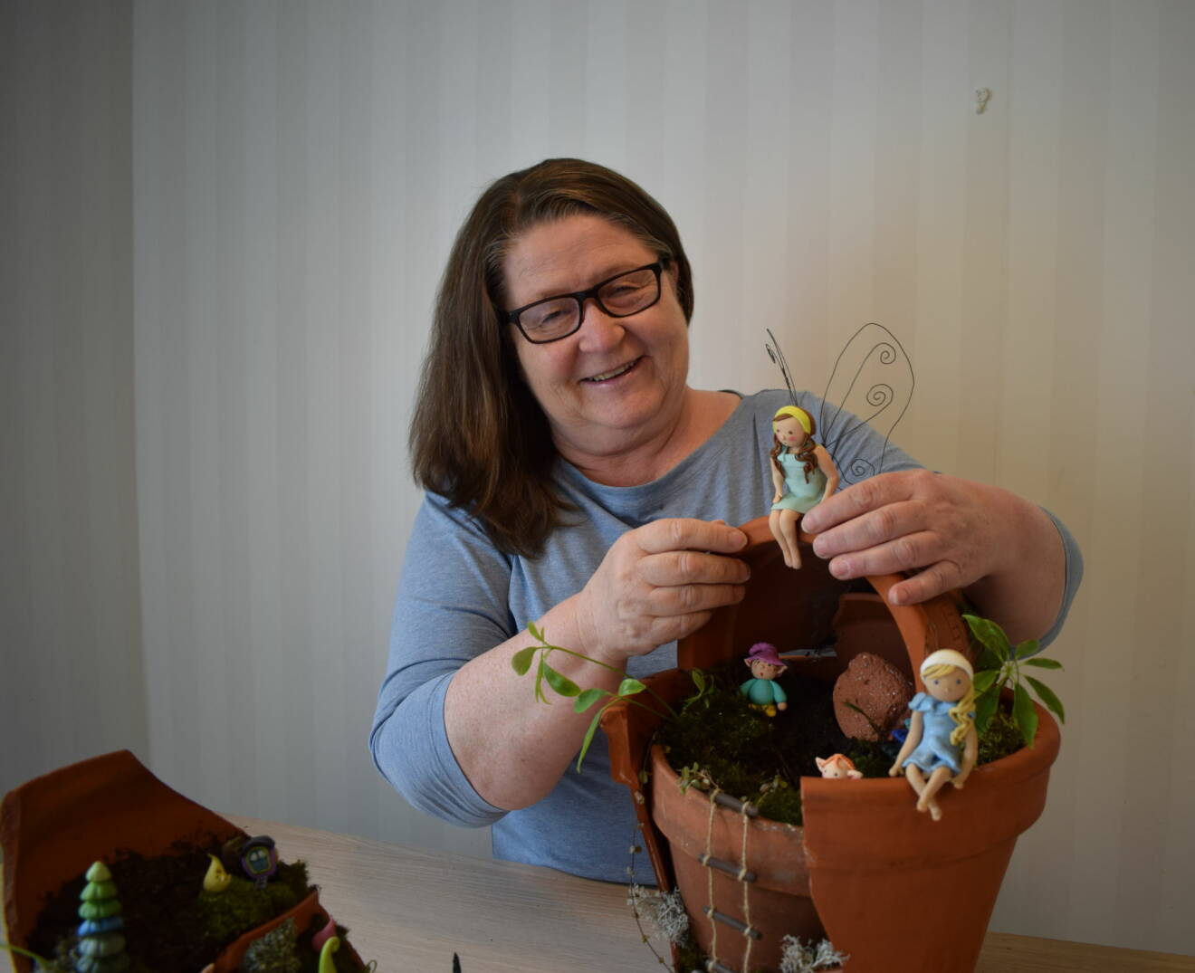 Madeleine Mac Donald skapar miniatyrvärldar hemma i sin lägenhet i Sundsvall.