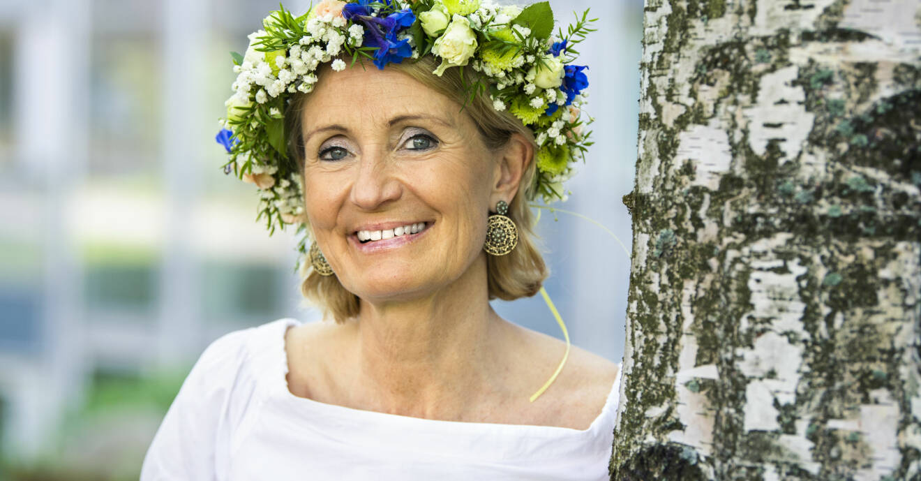 Bibi Rödöö med den klassiska Sommarkransen i håret.