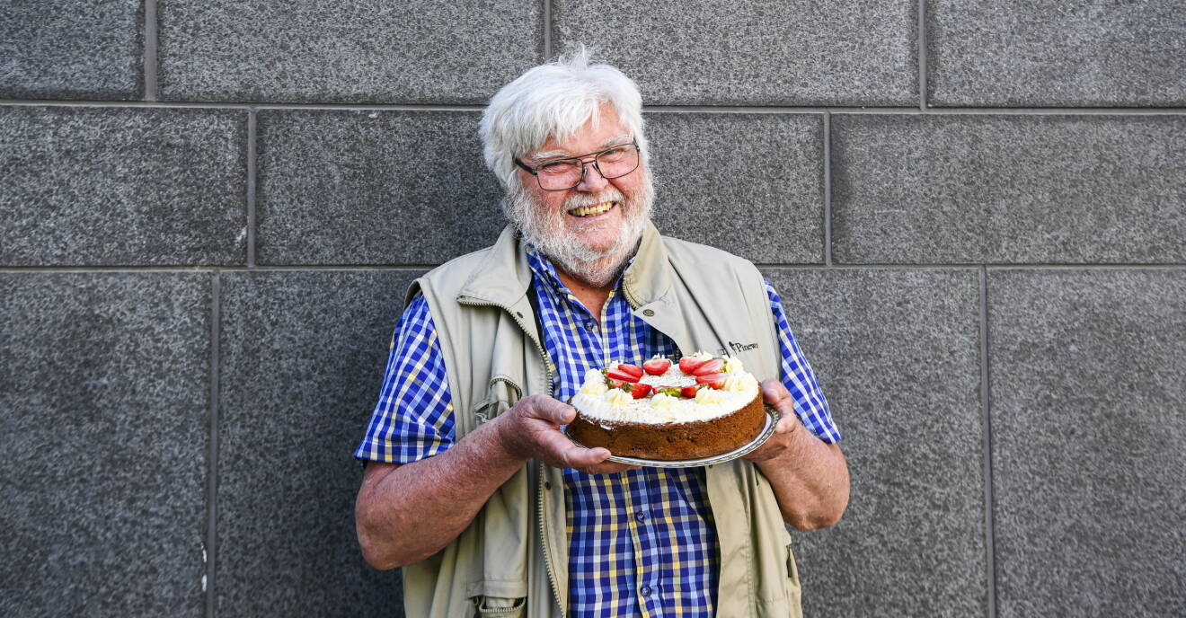 Jan Österberg med tårta.