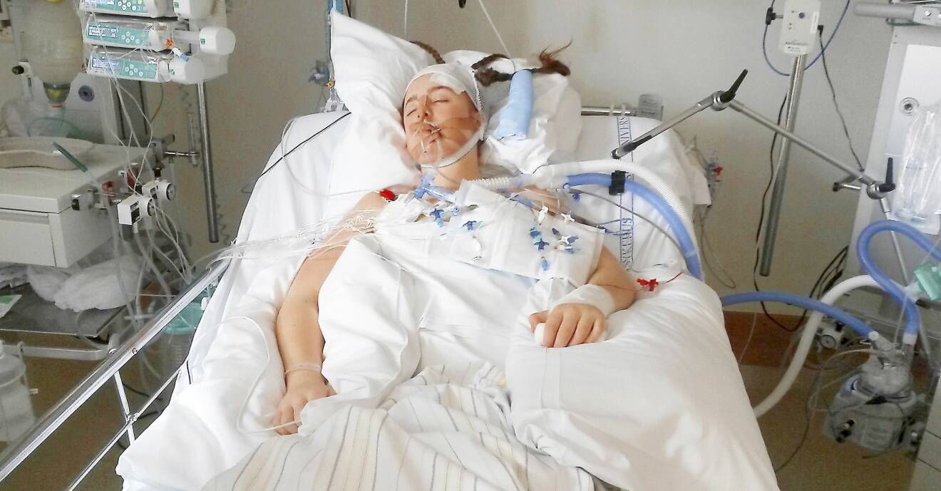 Kvinna kopplad till sladdar i en sjukhussäng.