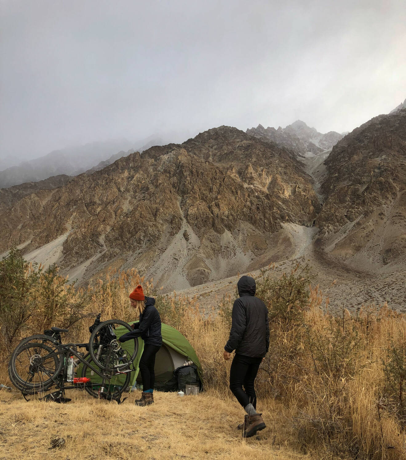 Kornelia Thörn och Robin Lyne under en långfärdscykelresa i Pamir i Centralasien.