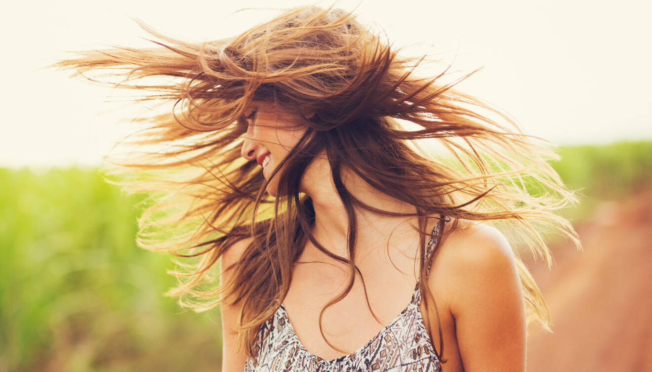 Kvinna med hår som blåser i vinden