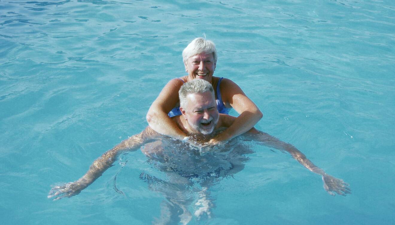 Eva och livskamraten Kjell-Åke badar tillsammans i ett turkost vatten och Eva berättar att de blev kära vid första mötet.