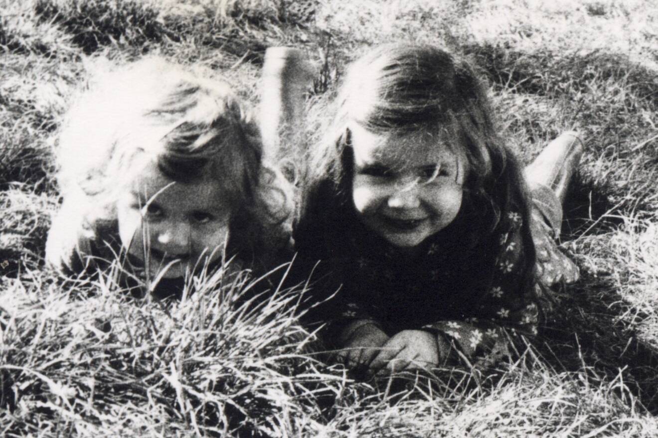 Christel Guillet som barn i Frankrike med sin lillasyster.