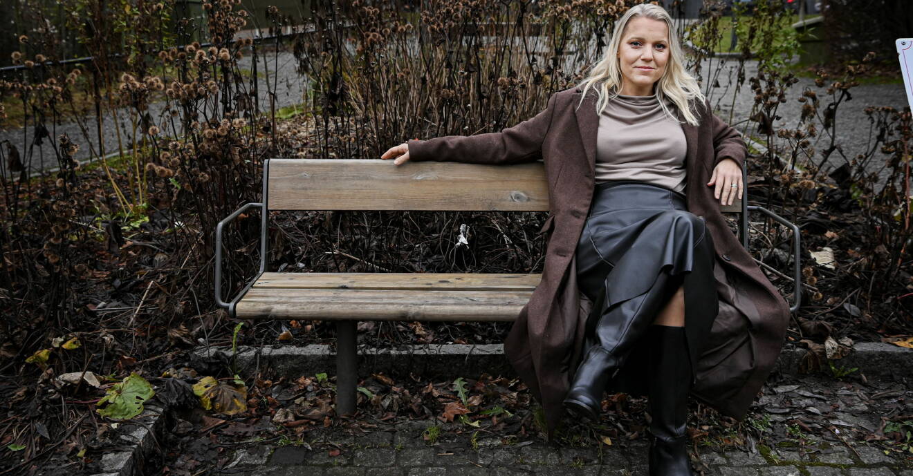 Carina Bergfelt sitter på en bänk.