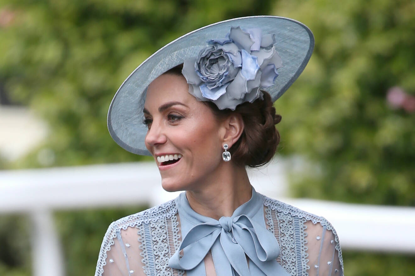 Catherine av Cambridge i en snygg och somrigt håruppsättning med blå hatt
