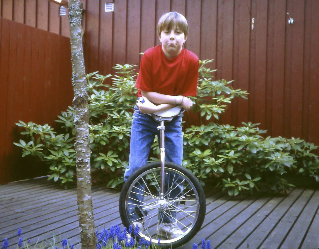 En ung David Sundin med sin enhjuling.