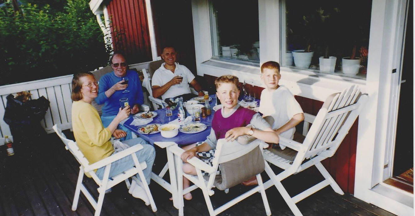 En ung David Sundin tillsammans med sin familj på terrassen.