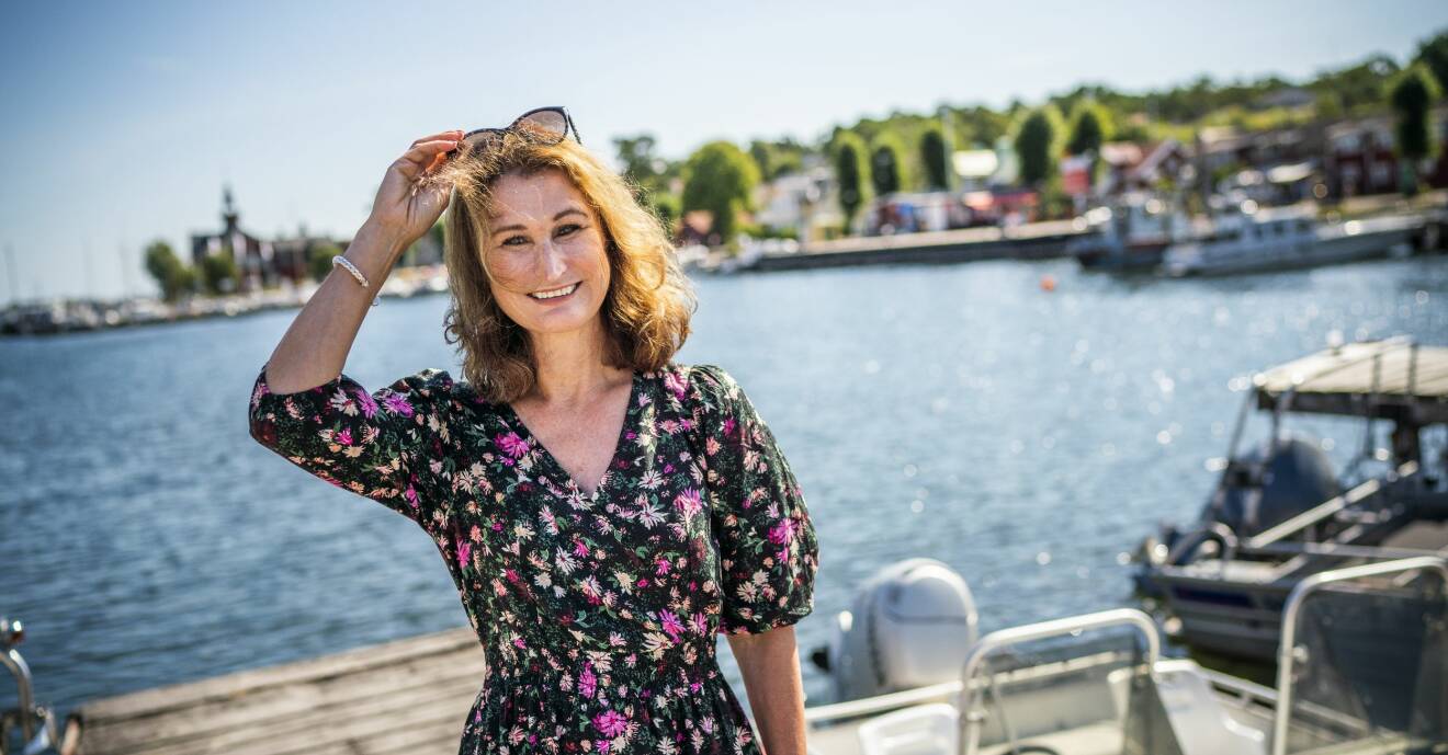 Författaren Viveca Sten vid vattnet i Sandhamn där hennes deckare utspelar sig.
