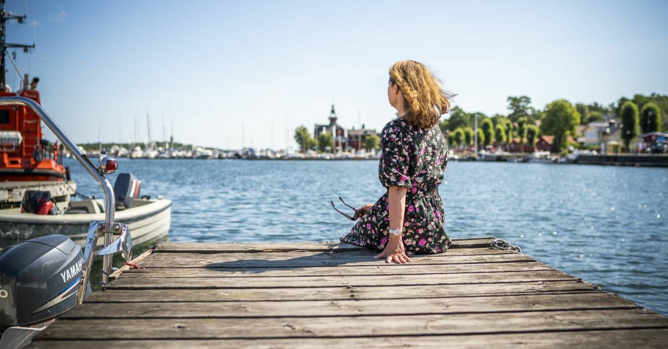 Viveca Sten sitter längst ut på en brygga i barndomens Sandhamn.