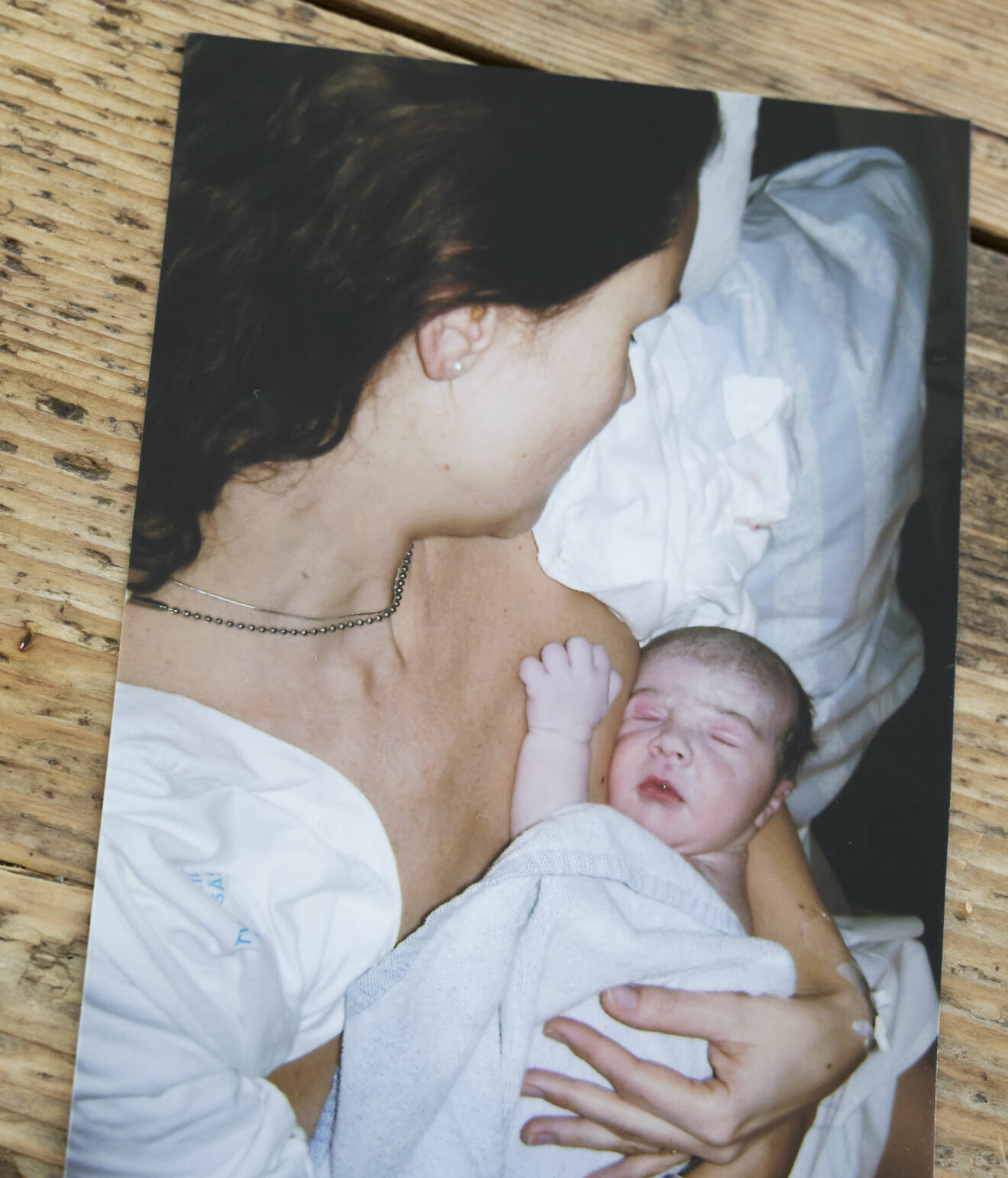 En bild på Eva Glimsand tillsammans med sin nyfödde son Nisse.