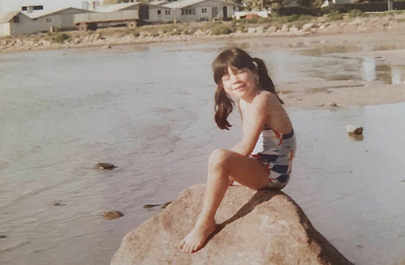 Åsa Avdic på en sten i vattnet, som barn gillade hon att bada.