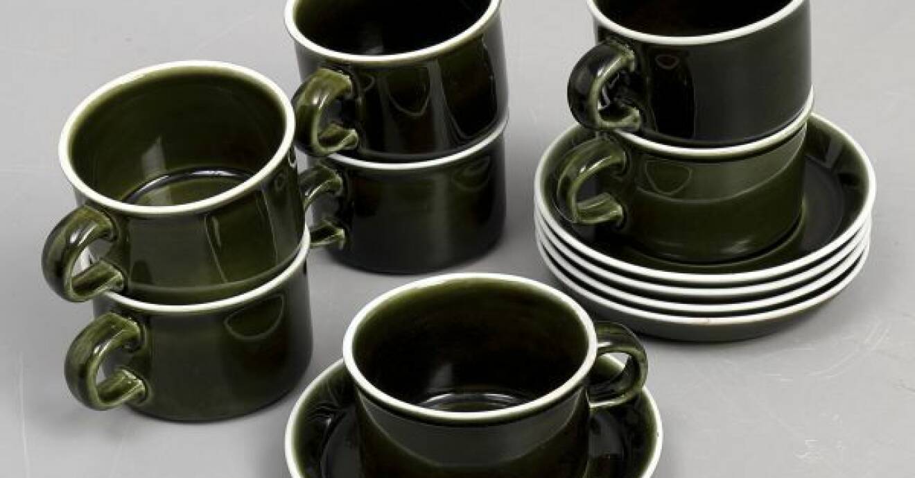 Tio delar av mörkgrön kaffeservis från serien Vardag.