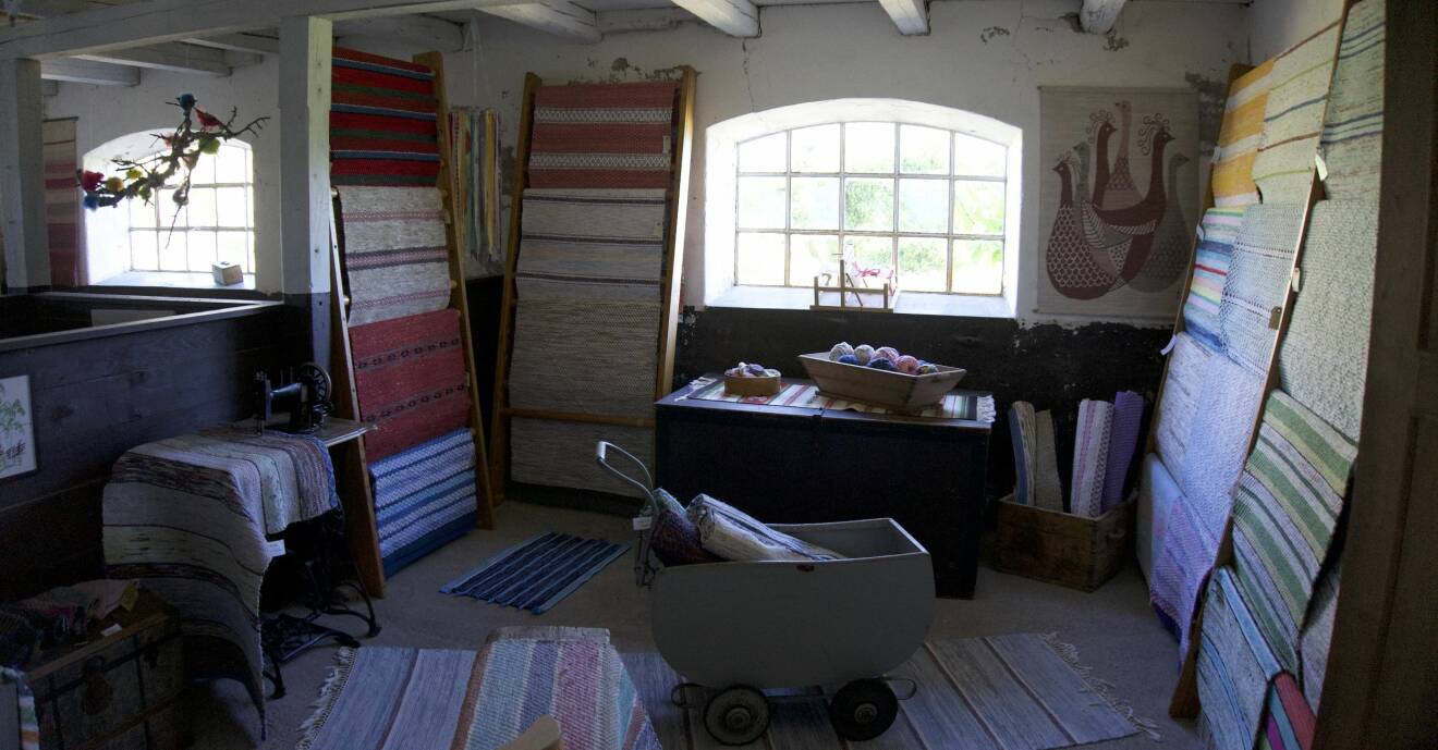 I en gammal ladugård har Kristina Gustafsson sin vävstol och här ställer hon även ut sina mattor.