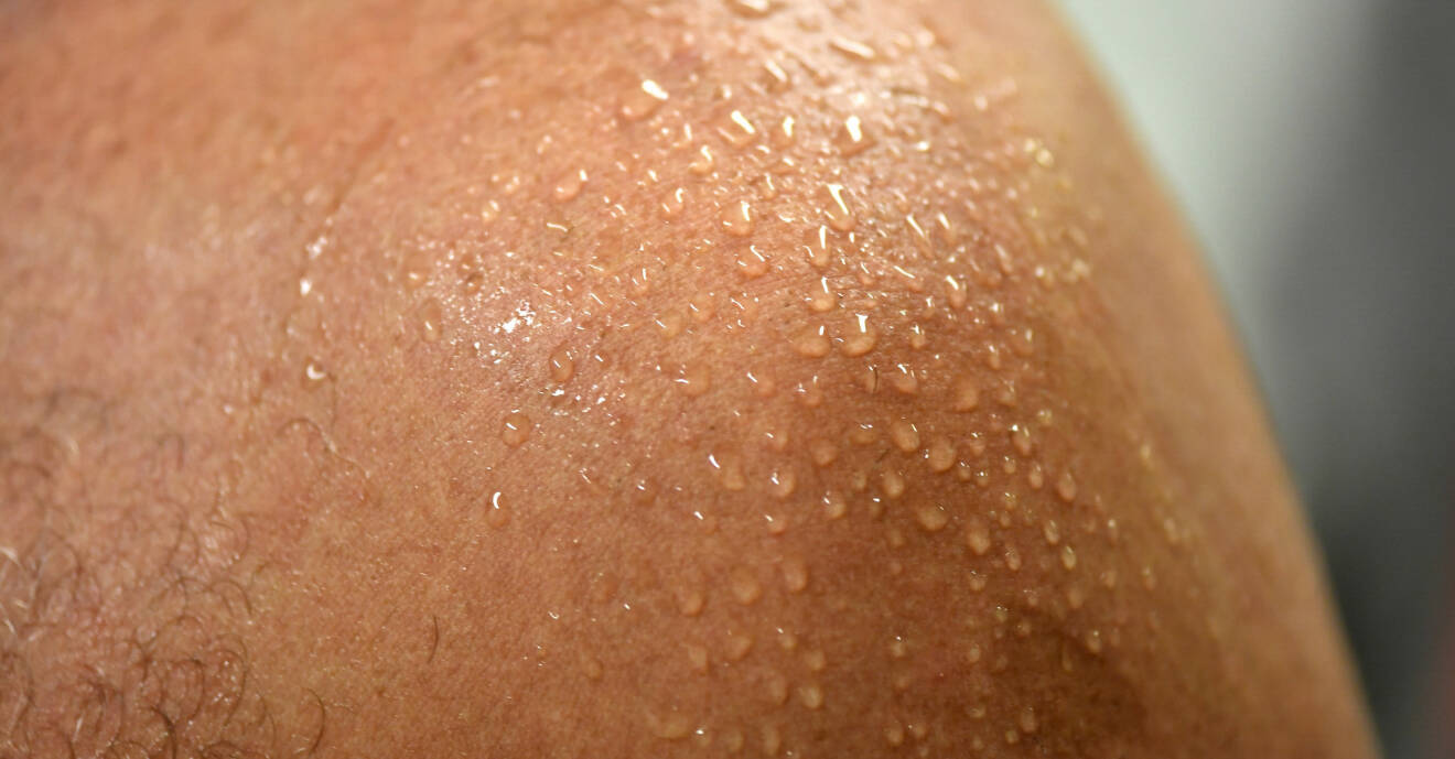 Närbild på droppar av svett på hud.