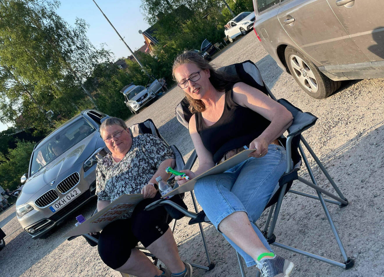 Ingrid Pettersson och Carola Lood på bilbingot i Lönsboda sommaren 2021.