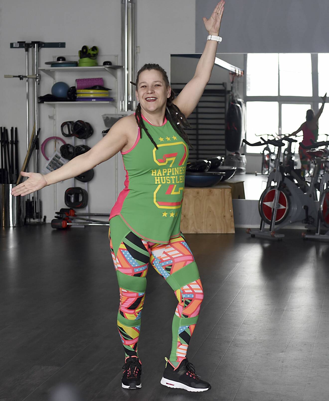 Anna Svelin, som drabbades av en hjärtinfarkt, poserar i sitt gym.