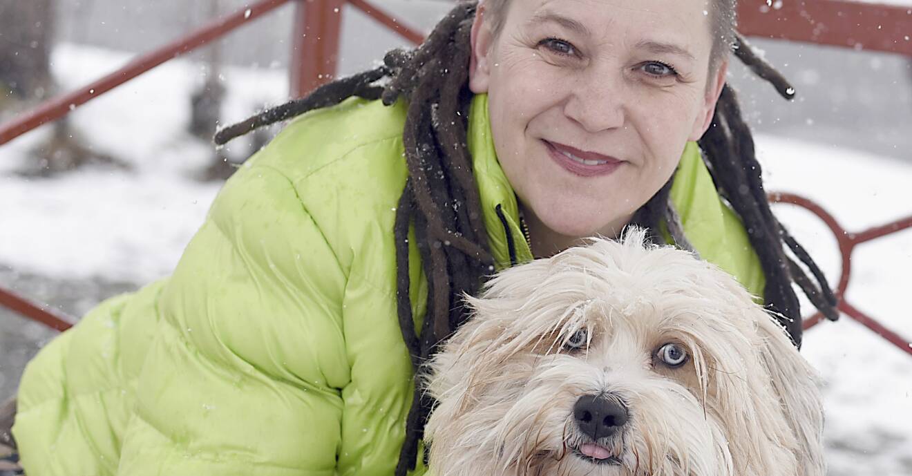 Anna Svelin med hunden Larry.