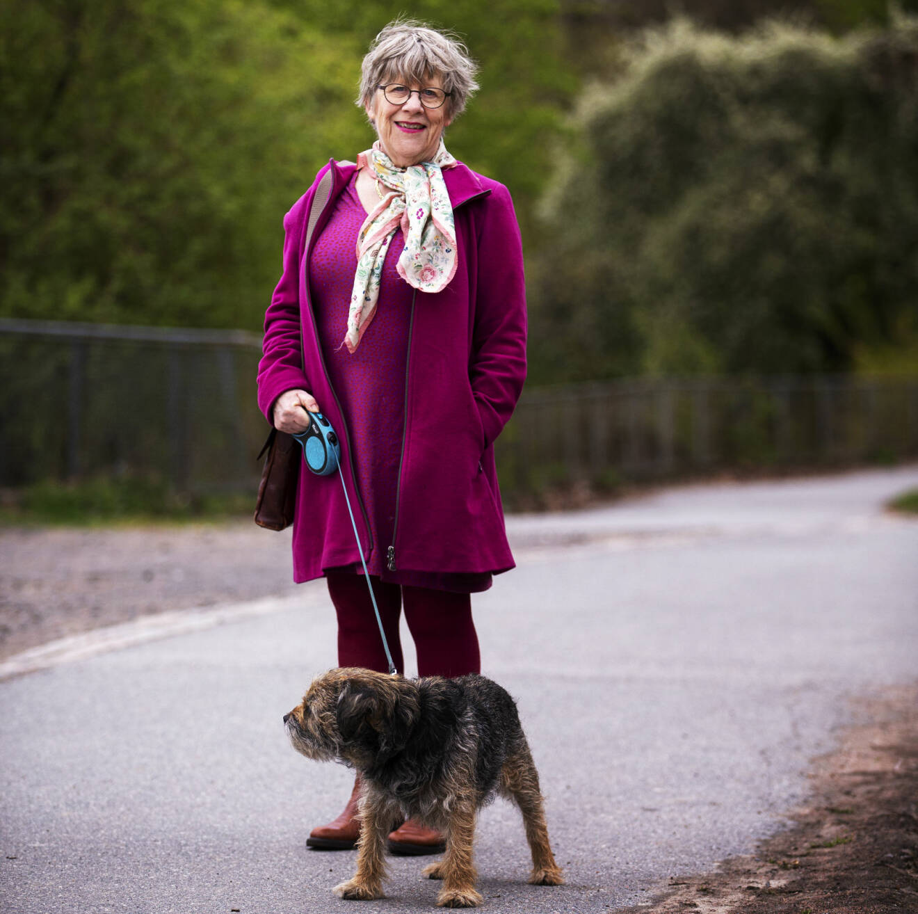 Agnes Wold berättar om sitt liv under en promenad med hunden Gösta.