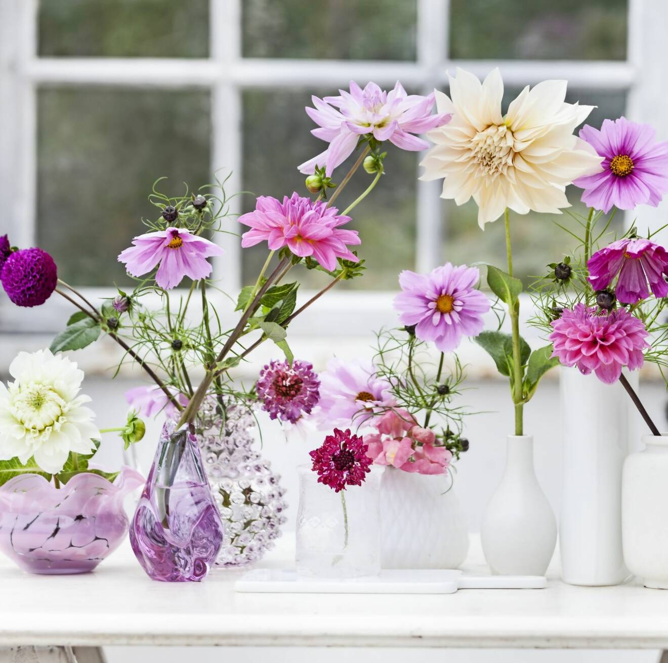 Sätt flera små matchande vaser bredvid varandra.