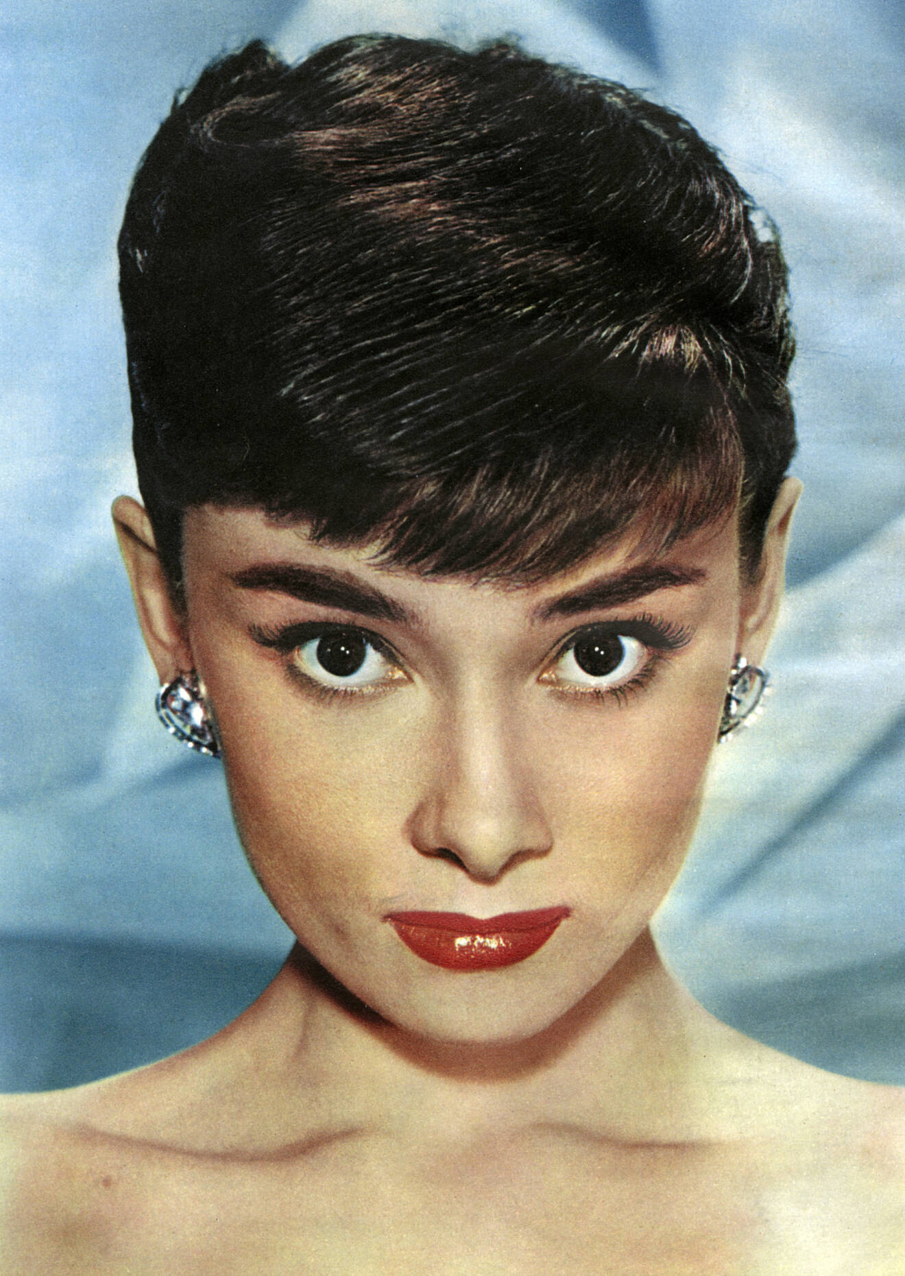 Audrey Hepburn i pixie hair cut.