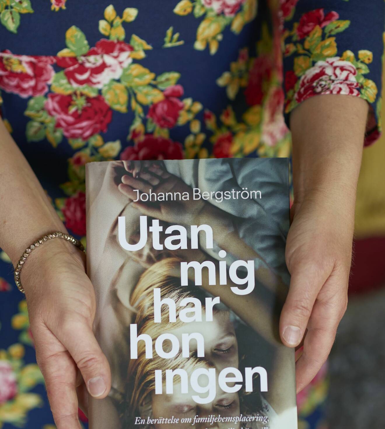 Johanna Bergström har skrivit boken Utan mig har hon ingen.
