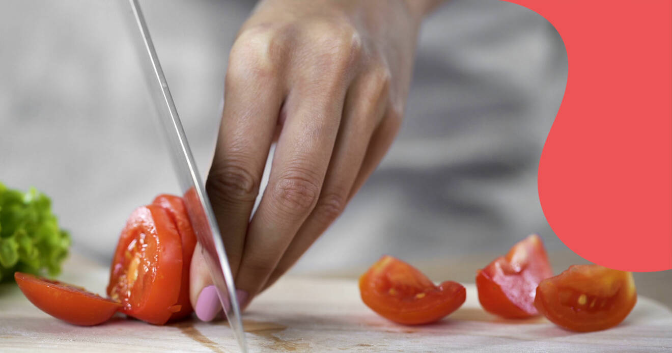 Kvinna skivar tomater