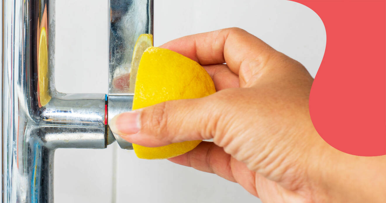 Kvinna använder citron för att städa.