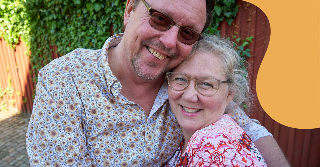 Äkta makarna Kary Persson och Susanne Wärn Persson står framför ett rött plank med murgröna och berättar om hur det gick till när de möttes, blev kära och hur han valde att sluta dricka alkohol för hennes skull.