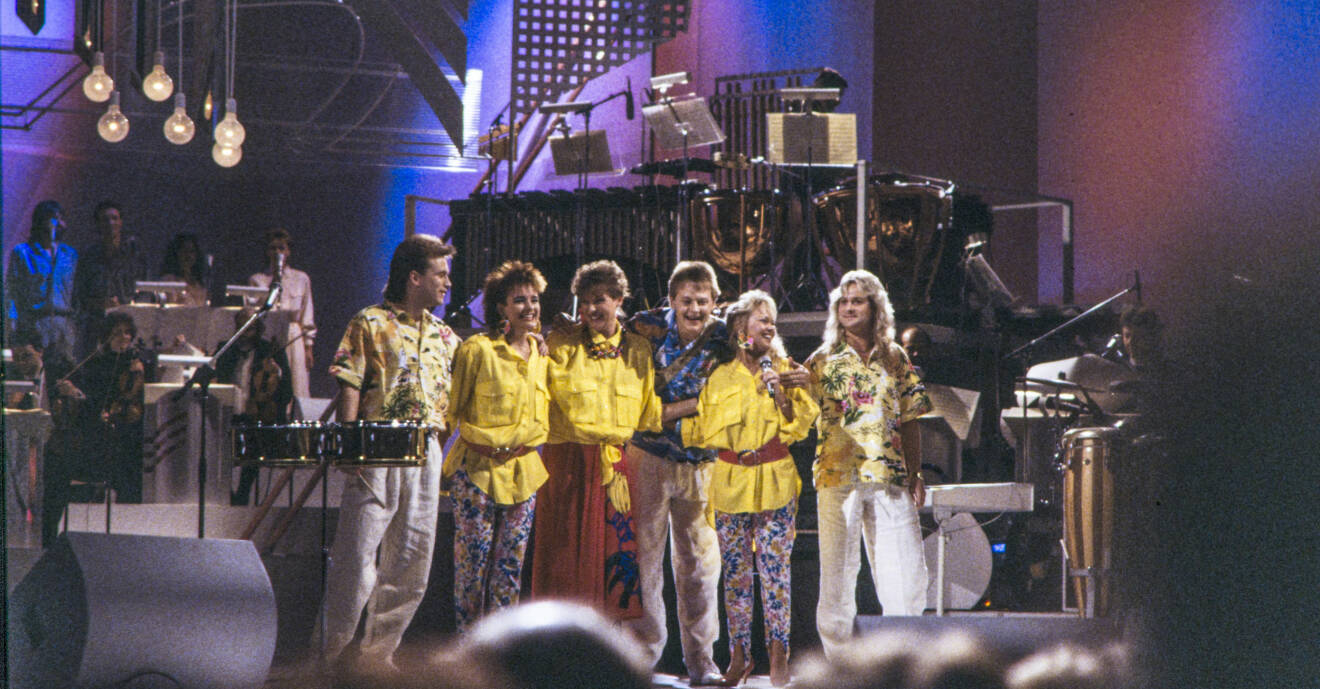 Artisten Lotta Engberg, i mitten med röd kjol, vinner Melodifestivalen år 1987 med Fyra bugg &amp; en Coca cola