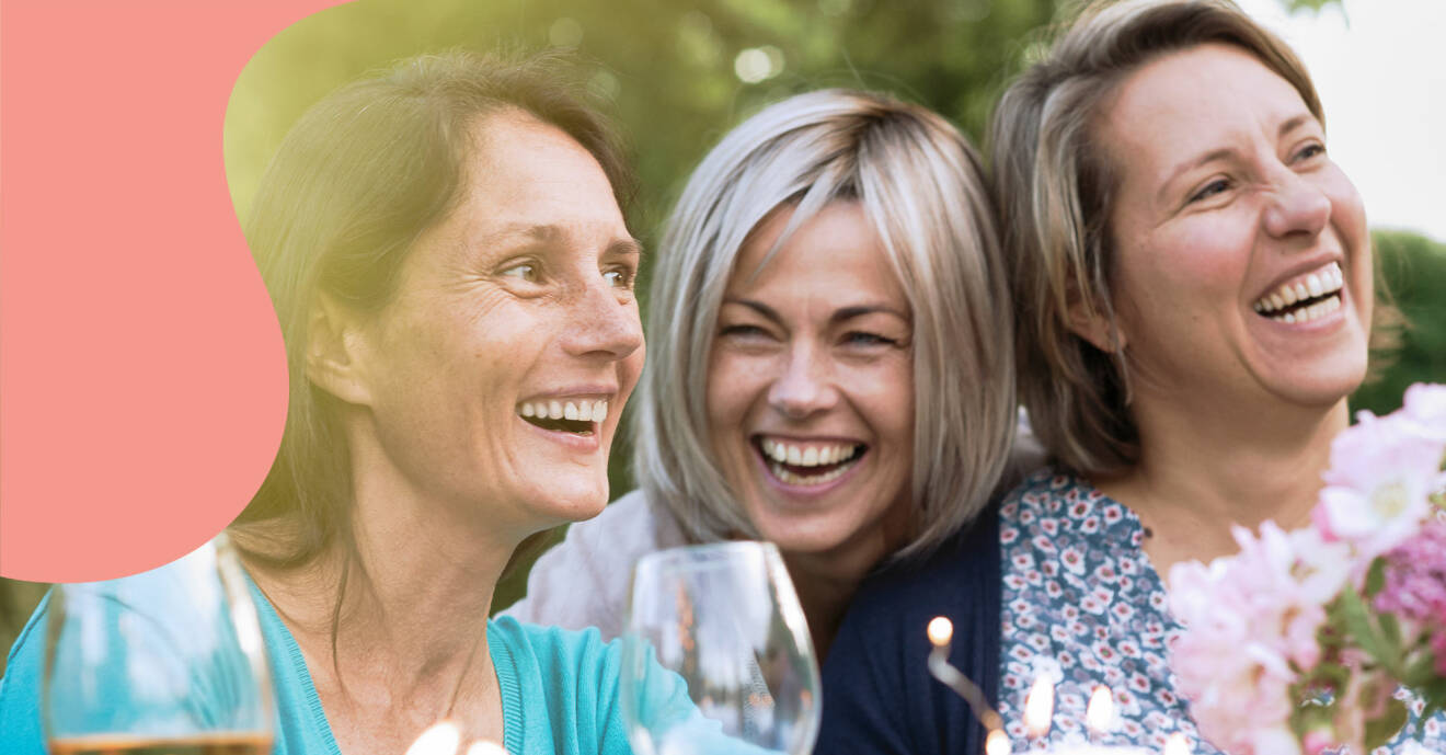 Tre kvinnor har middagsbjudning och skrattar ihop.
