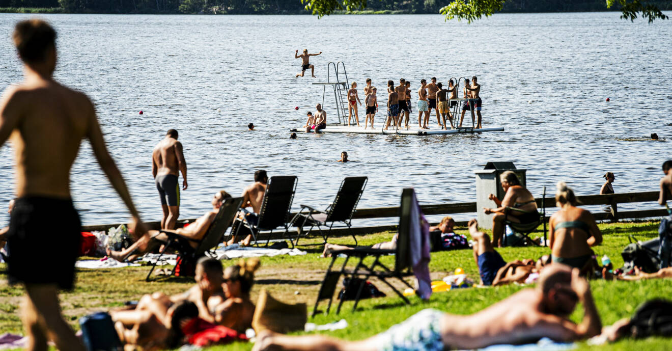 Badande människor sommartid i Sverige.