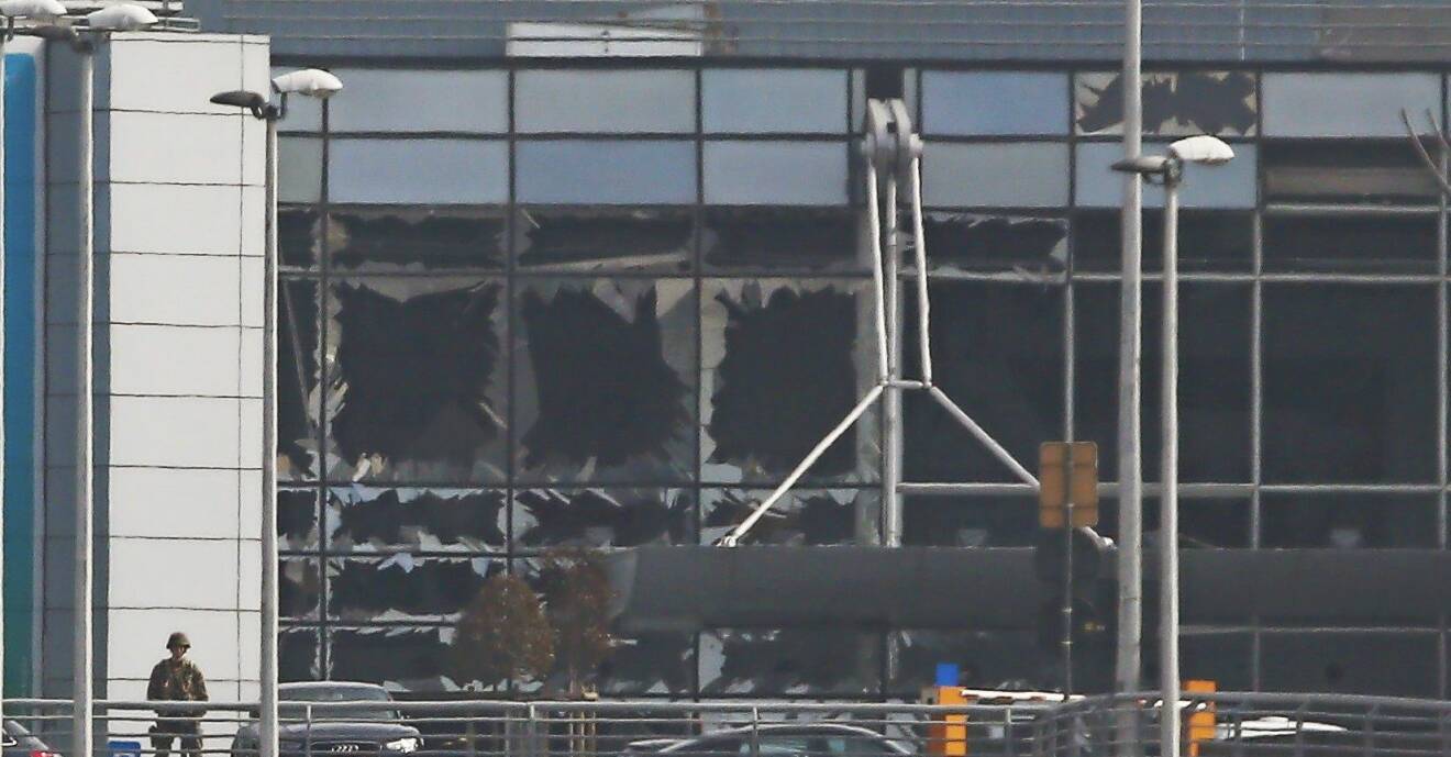 Krossade rutor och vakter efter attentatet på flygplatsen Zaventem i Bryssel.