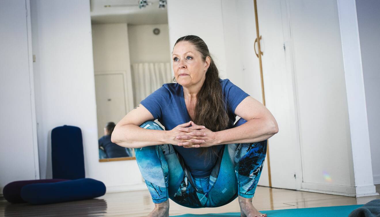 Yogainstruktören Helén Kåselöv sitter i ställningen ”kråkan”.