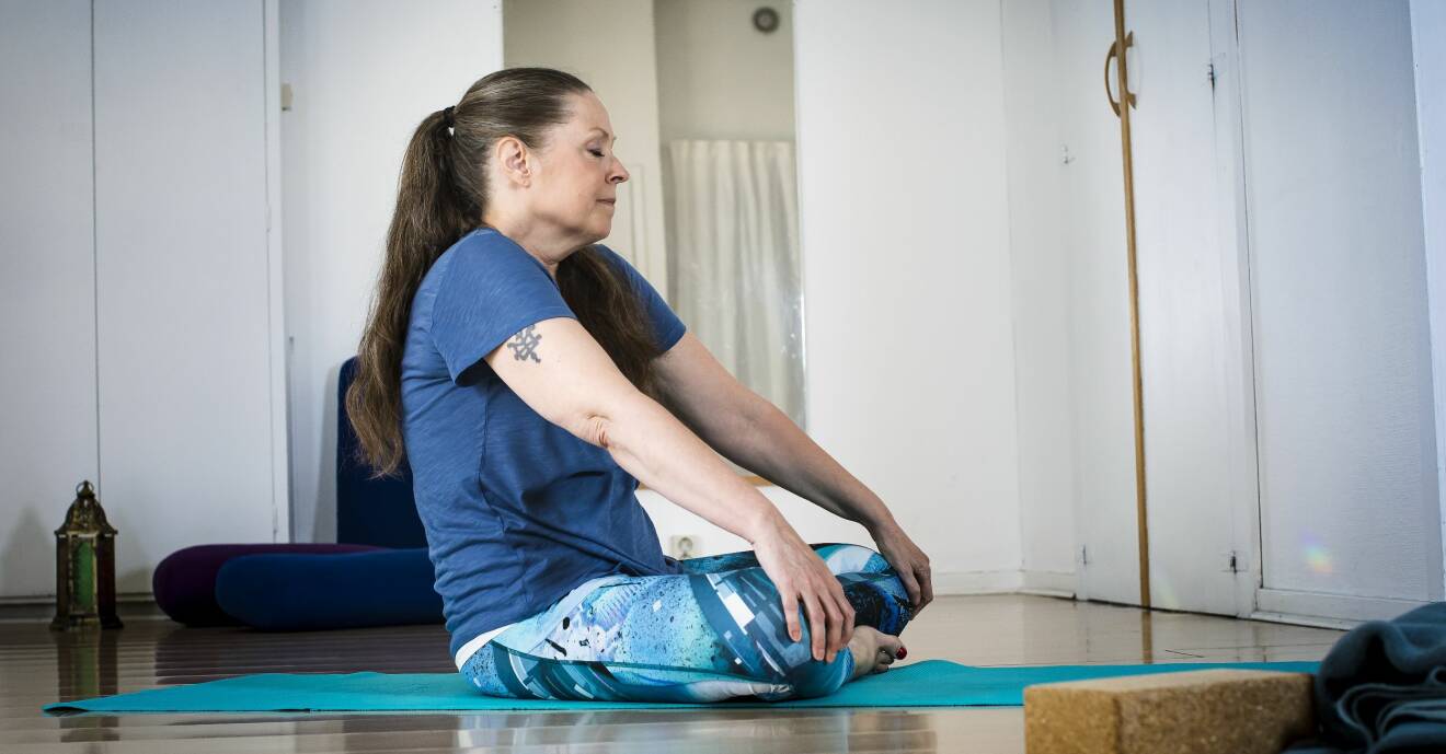 Yogaintstruktören Helén Kåselöv utför sufirörelser.