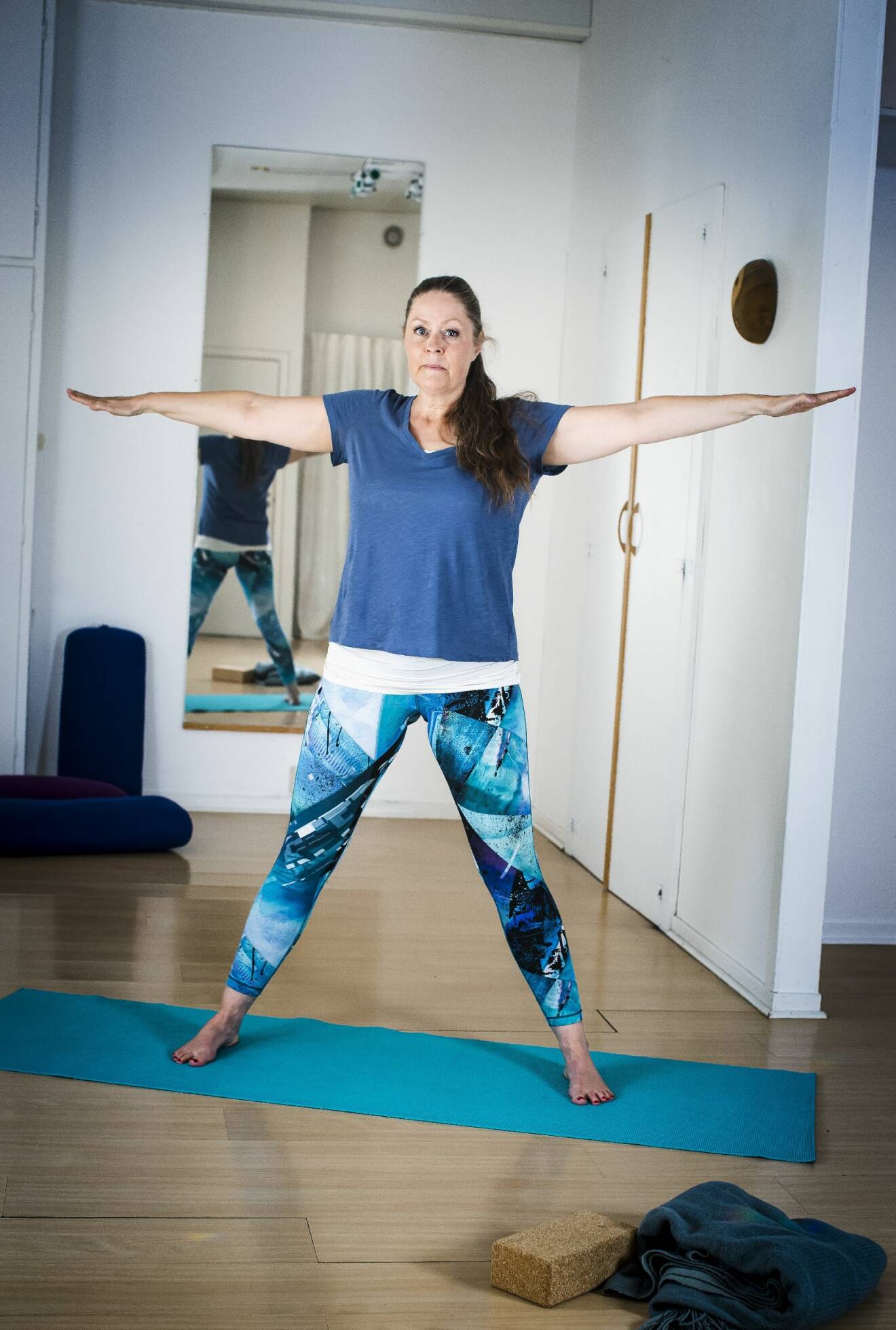 Yogainstruktören Helén Kåselöv står i startposition för att göra "väderkvarnen".