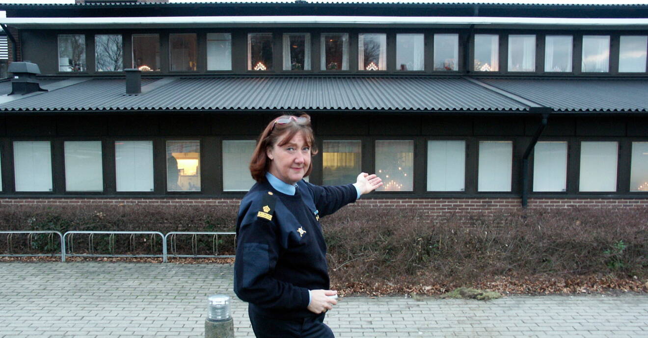 En förarlös bil har kört in i polishuset i Ystad 2004.