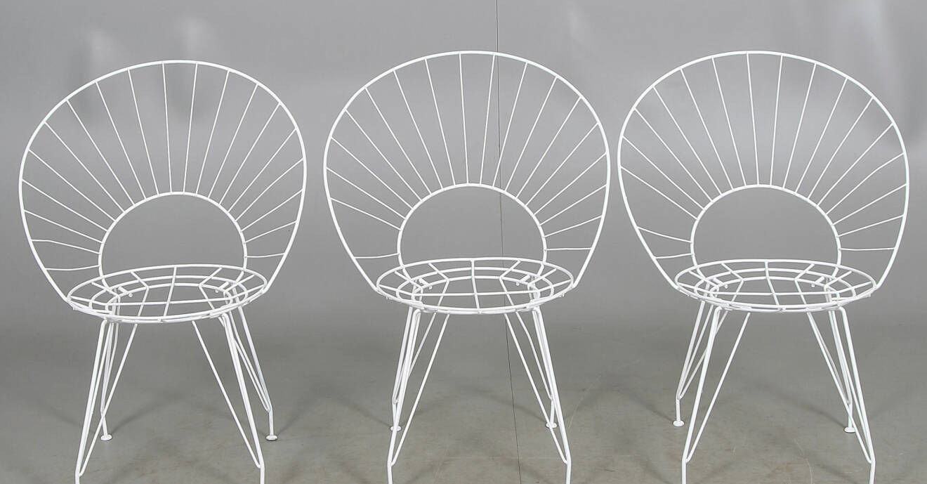 Tre vita Desiree-stolar i stål.