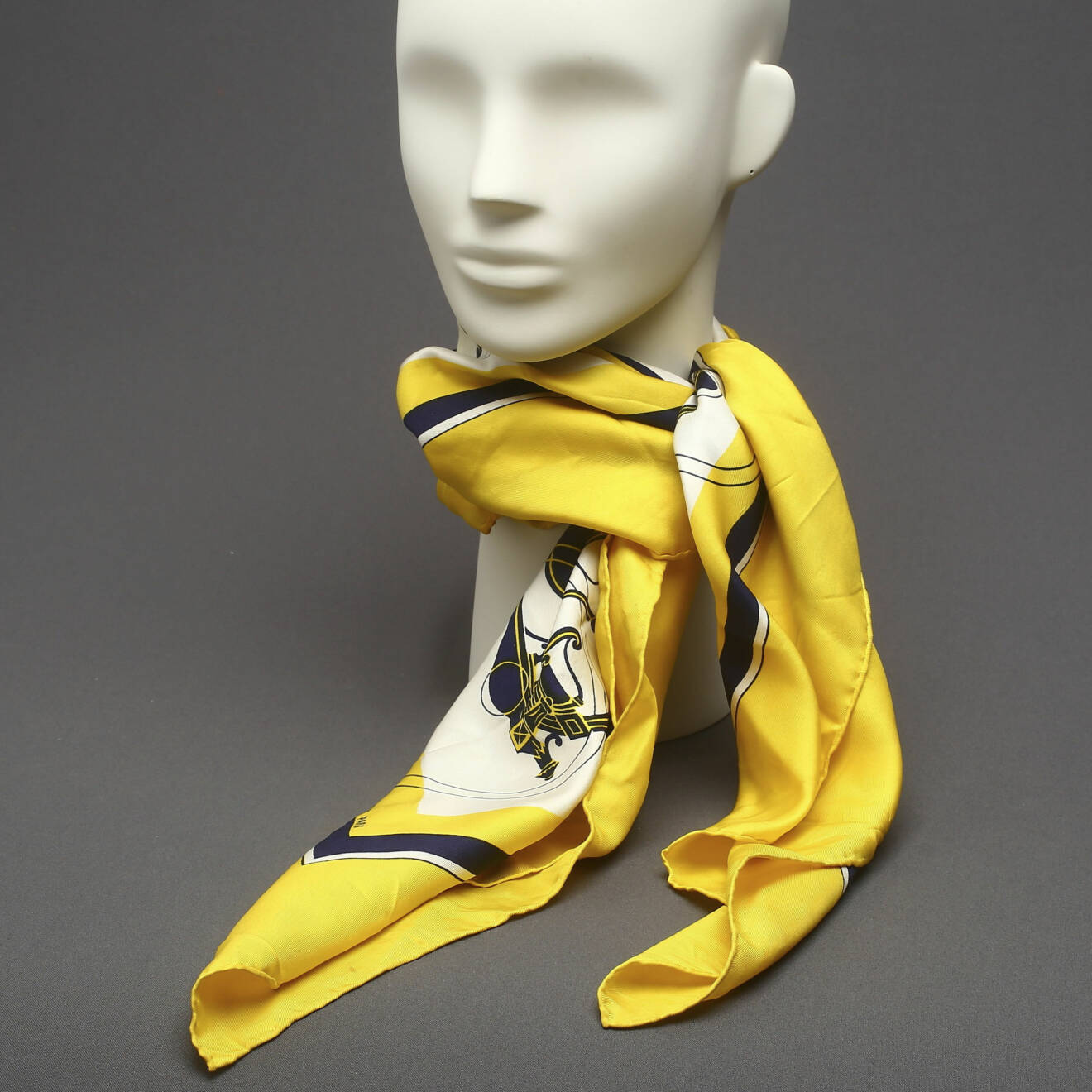 Hermès-scarf i gult, vitt och blått.