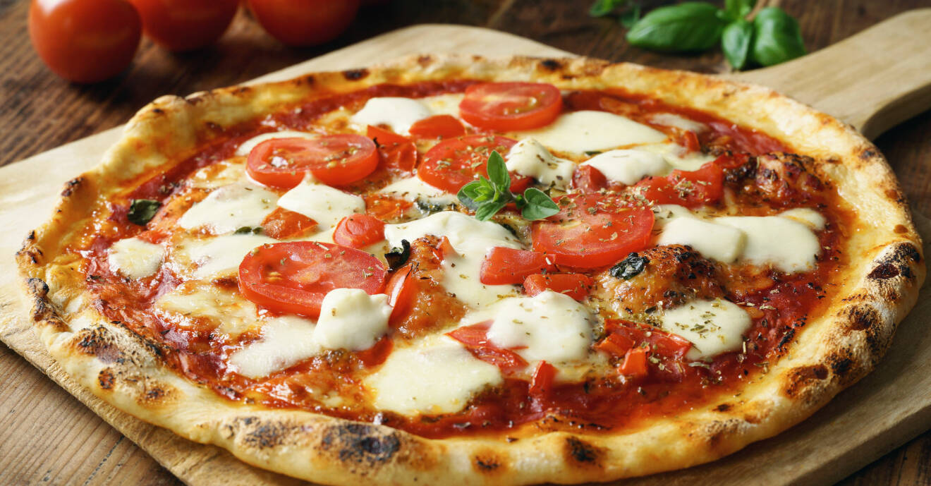 Hemlagad pizza med mozzarella och tomater.