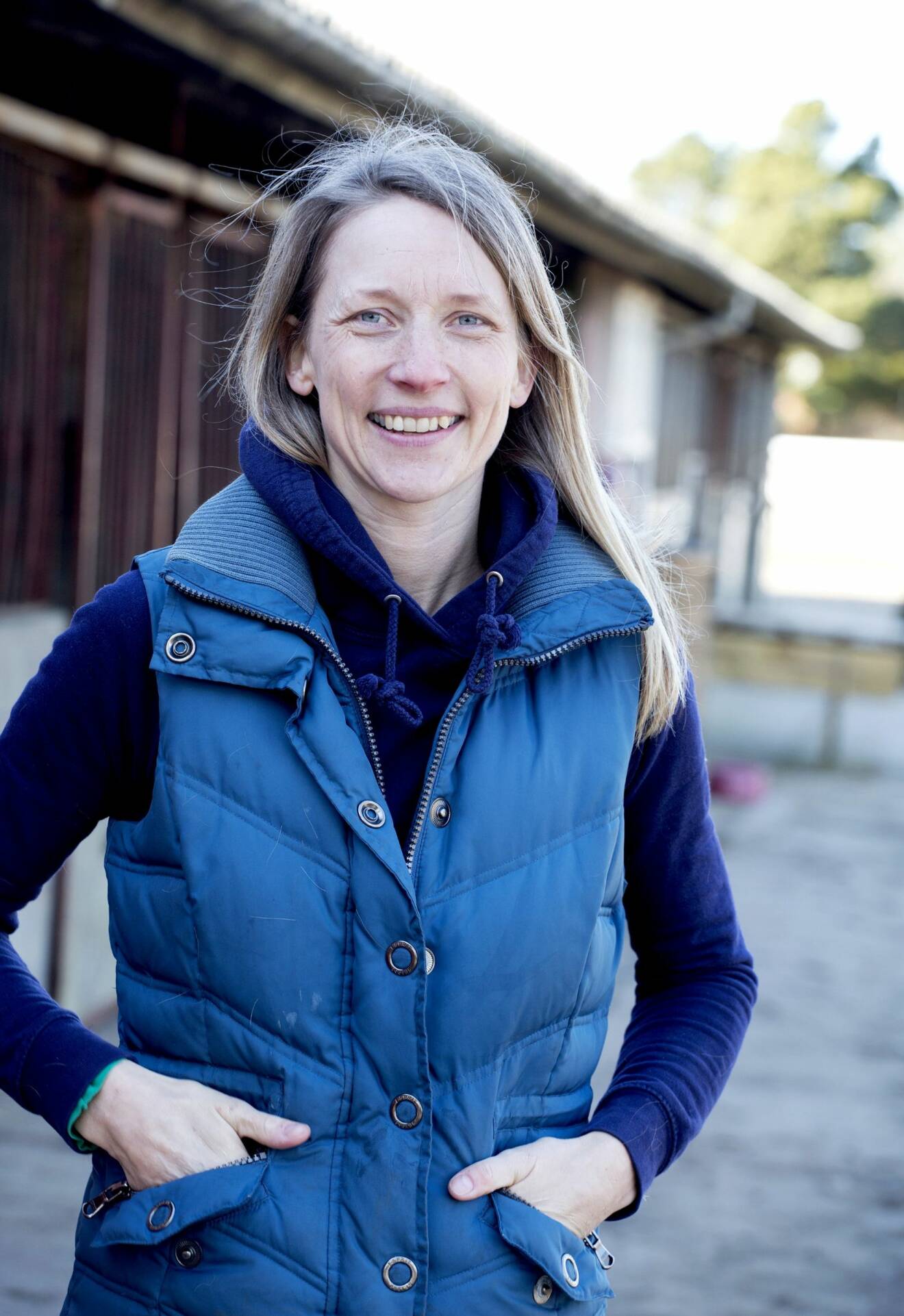 I 14 generationer har Annes släkt bott på Römö utanför den danska västkusten. Att hon själv skulle föra traditionen vidare på sin barndoms ö trodde hon inte. Efter avslutad utbildning styrde hon kosan till Grönland. I dag jobbar hon på Thomsens ridecenter på Römö.