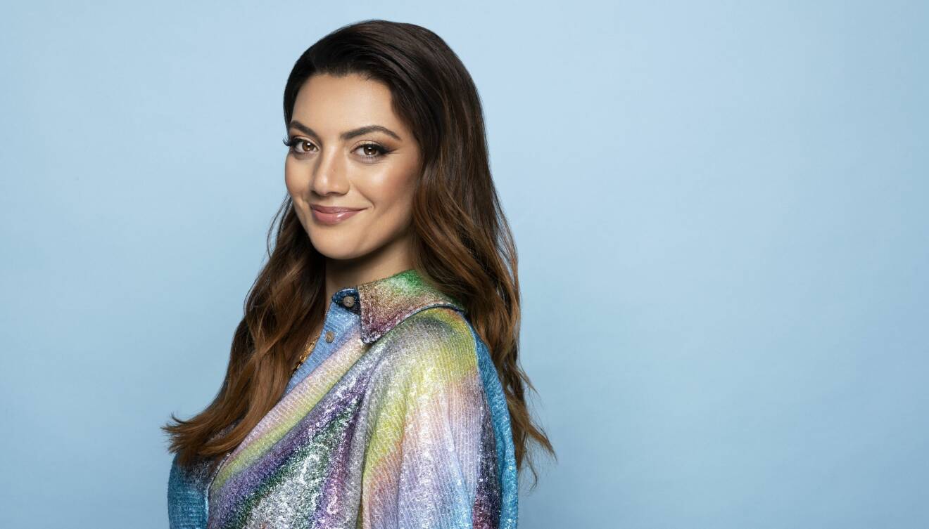 Nya Idol-jurymedlemmen Katia Mosally leende i halvprofil med glittrig regnbågstopp.