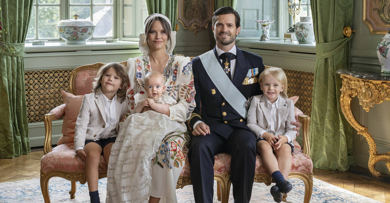 Prinsessan Sofia, prins Carl Philip och deras tre söner sitter i en soffa, i samband med prins Julians dop.