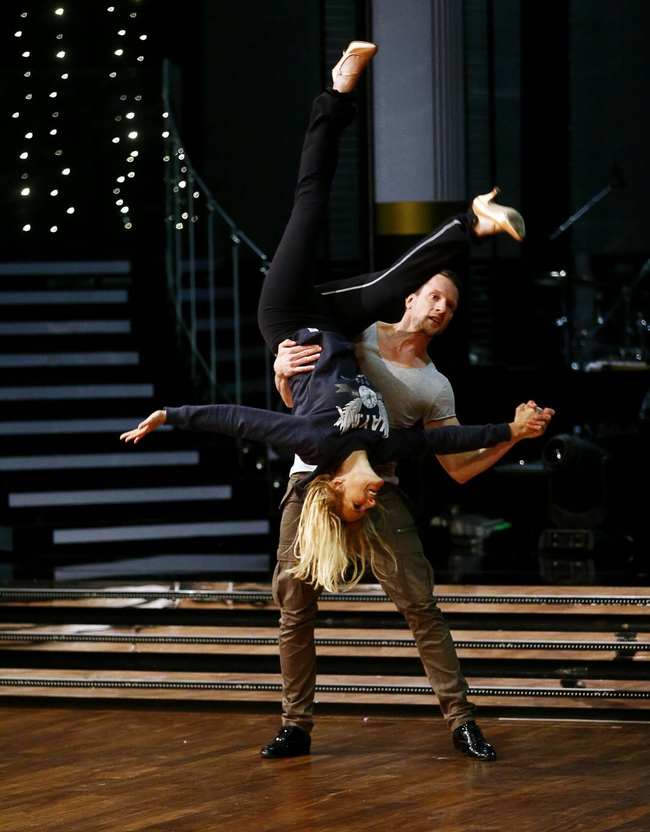 Laila Bagge och Tobias Wallin repeterar inför jubileumsomgången av Let' s Dance år 2015.